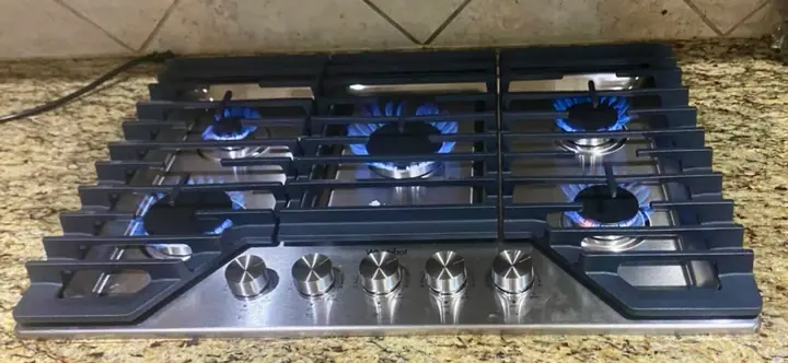 5-Burner Gas Cooktop: Even Blue Flames